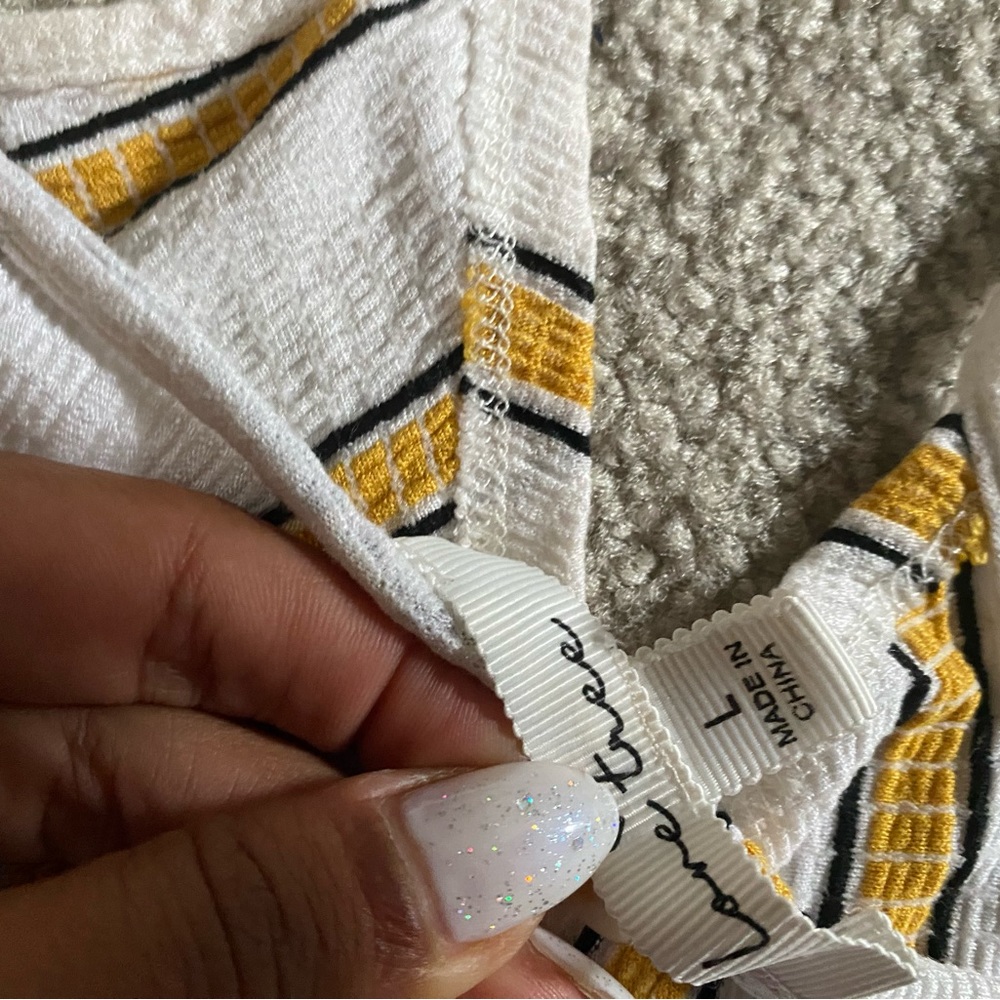White and yellow crop top - Picture 2 of 3